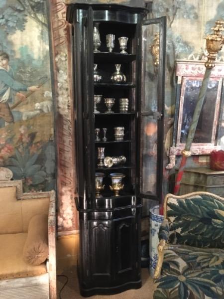 Meuble vitrine d’entre-deux galbé laqué noir XVIII ème 
